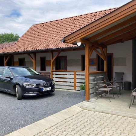 Toronyi Vendeghaz Hotell Exteriör bild
