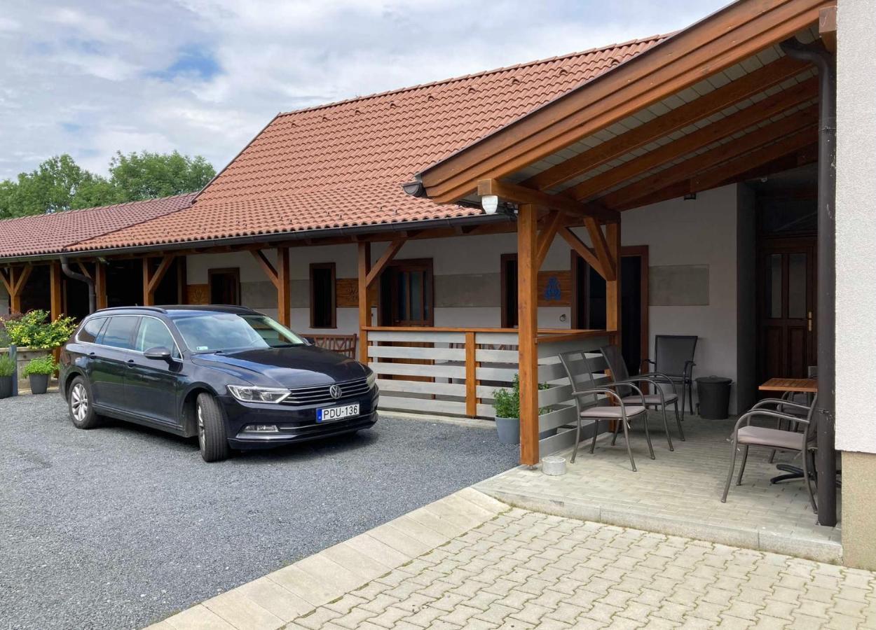 Toronyi Vendeghaz Hotell Exteriör bild