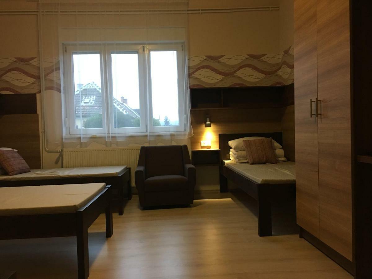 Toronyi Vendeghaz Hotell Exteriör bild